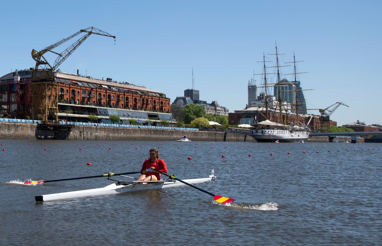 Aina Prats Turro, de España, participa en la prueba de remo individual en Diques de Puerto Madero durante los JJOO de la Juventud Buenos Aires 2018.