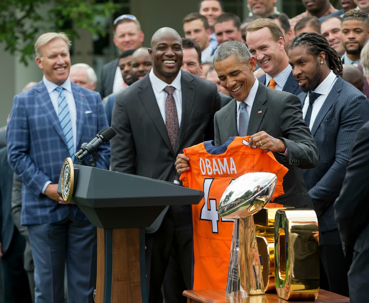 El campeón del Super Bowl visitó la Casa Blanca. Dale un vistazo al tiempo que los Denver Broncos pasaron con el presidente Barack Obama.