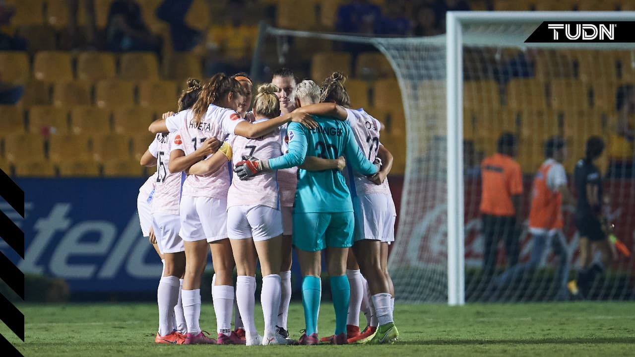 Aficionado mexicano se sobrepasa con jugadora del Houston Dash