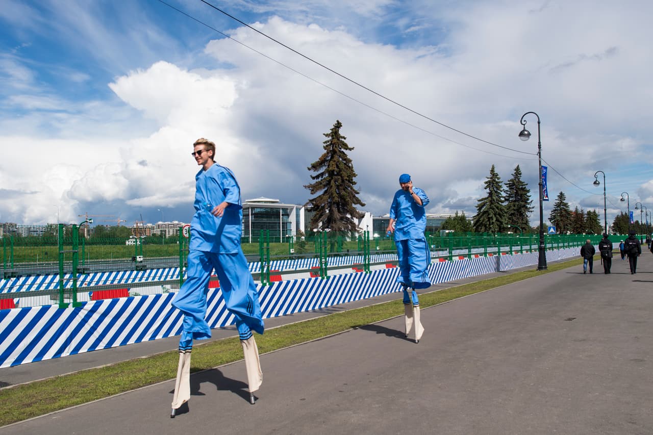 Malabaristas en sancos se paseaban por los alrdedores del Krestovski.