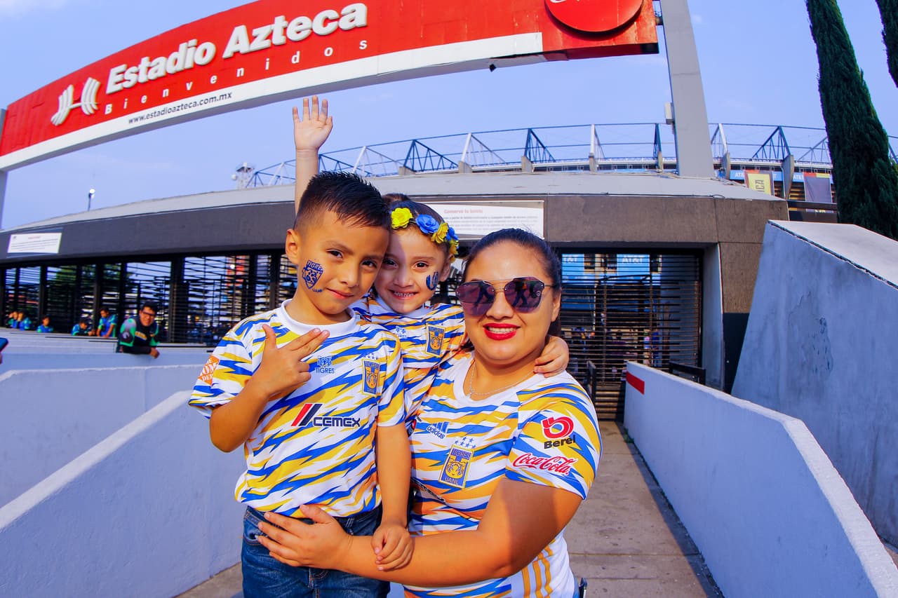 Los fanáticos de Tigres en familia, listos para el encuentro contra América en el Estadio Azteca por la Jornada 12 del 
<a href="https://www.univision.com/deportes/futbol/liga-mx/*">Clausura 2019</a>.