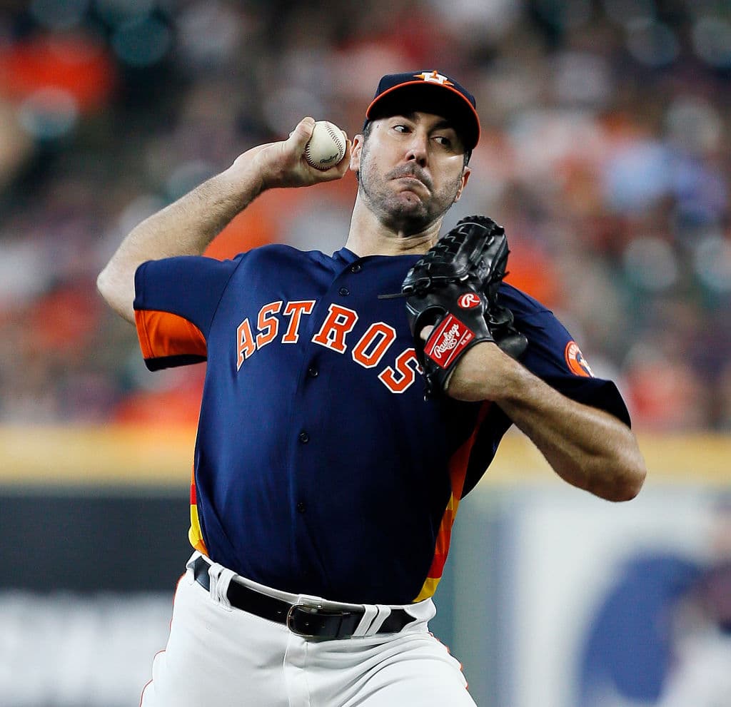 <b>Verlander</b> (8-2) permitió tres carreras y seis hits en siete entradas, con seis ponches y sin bases por bolas. Consiguió el ponche 2,800 de su carrera en el cuarto episodio ante
<b>Michael Chavis</b> y finalizó su día a cinco ponches de los 2,806 de
<b>Cy Young</b> por el 21er puesto en la lista histórica.