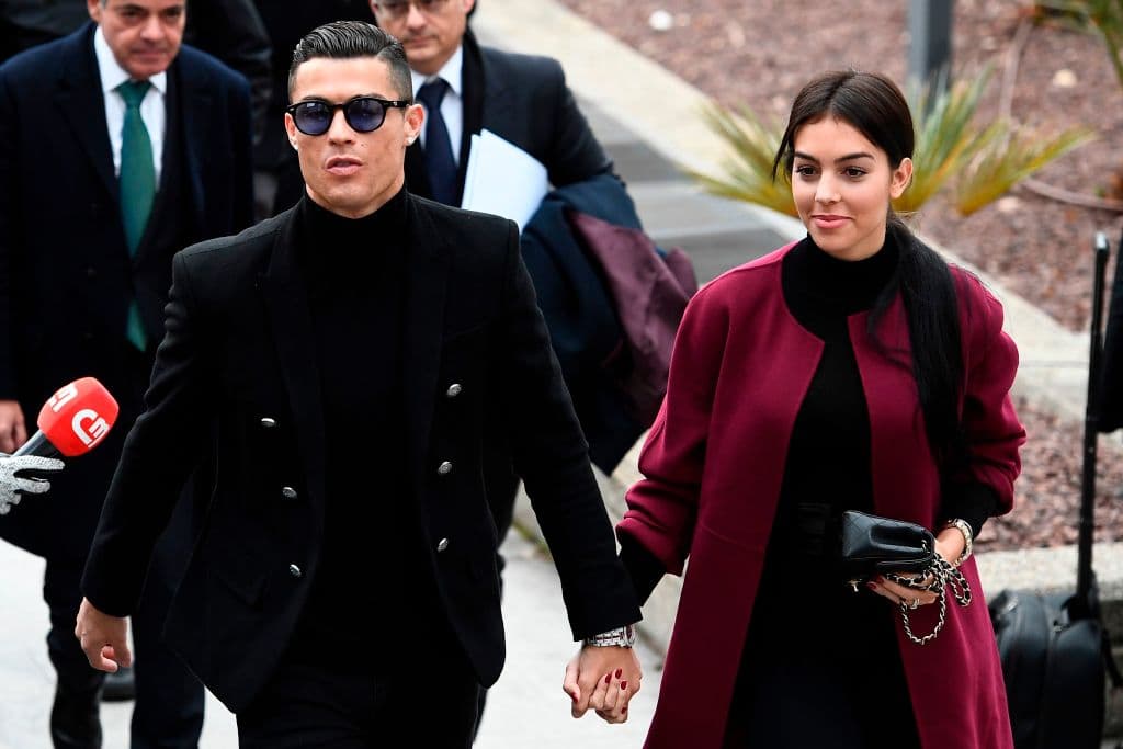 <b>Cristiano Ronaldo, Georgina Rodríguez </b>y su familia atraen las miradas de todo el mundo. Por un lado, por el gran amor que viven y que se declaran en público y por otro, por 
<a href="https://www.univision.com/famosos/conoce-la-increible-mansion-de-cristiano-ronaldo-donde-georgina-rodriguez-se-perdia-video">los grandes lujos con los que viven</a>.