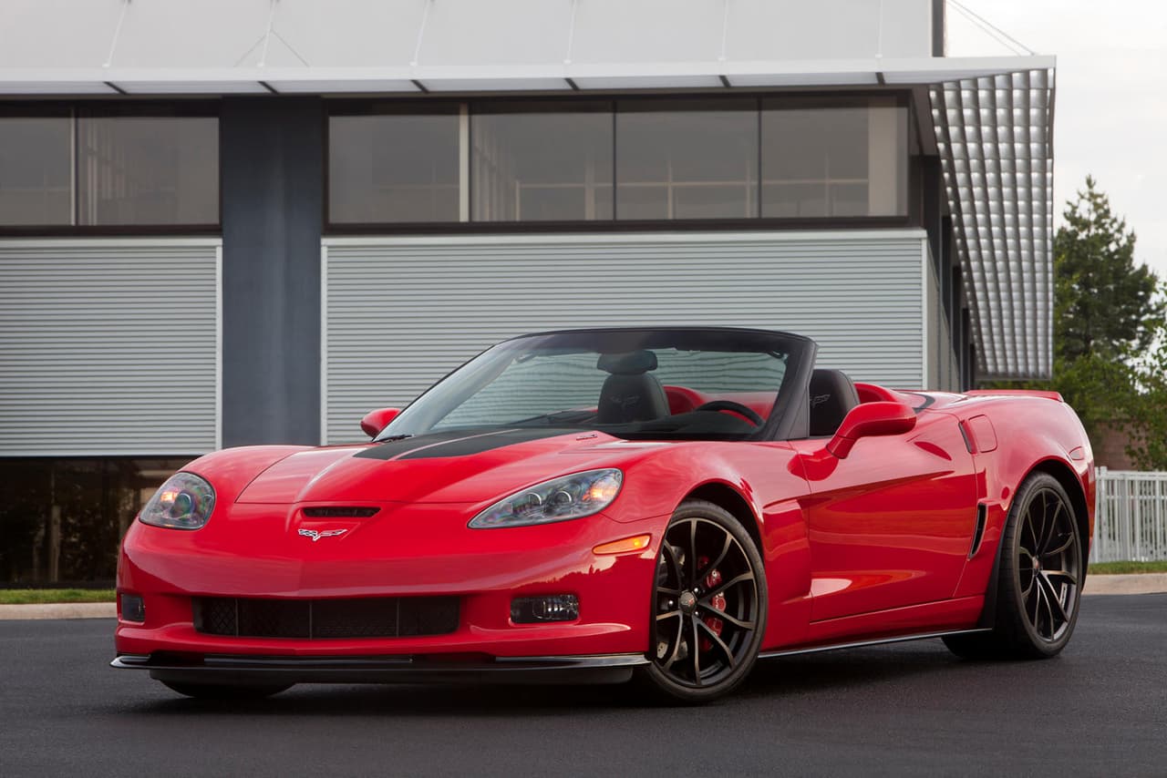 Esta es la sexta generación del Corvette, uno de los iconos de la industria de los autos americanos. El C6 se reconoce inmediatamente por portar faros descubiertos.