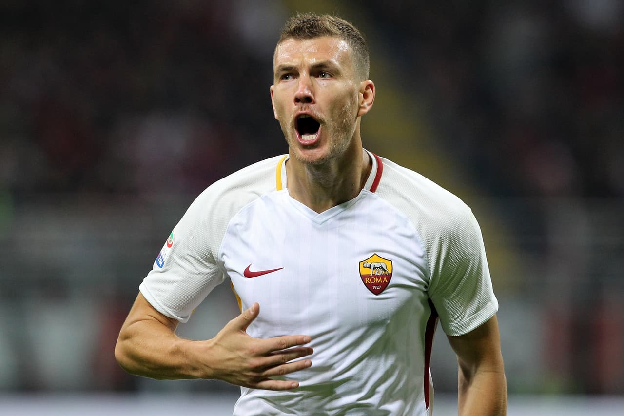 MILAN, ITALY - OCTOBER 01: Edin Dzeko of AS Roma celebrates after scoring the opening goal during the Serie A match between AC Milan and AS Roma at Stadio Giuseppe Meazza on October 1, 2017 in Milan, Italy. (Photo by Marco Luzzani/Getty Images)