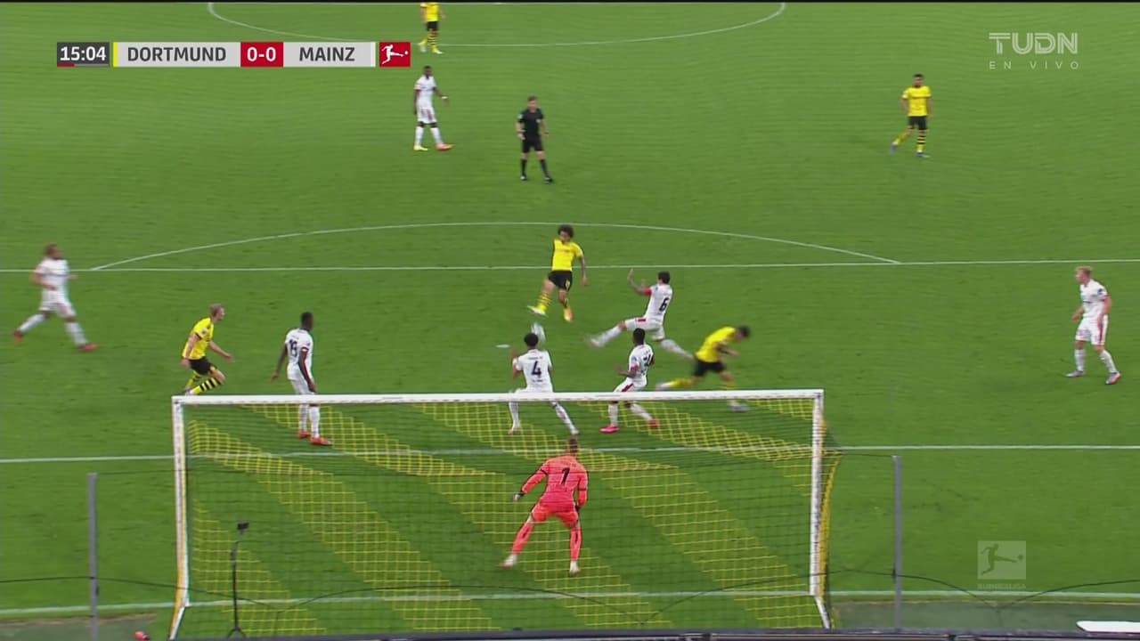 Dortmund se acerca por primera vez con peligro al área del Mainz