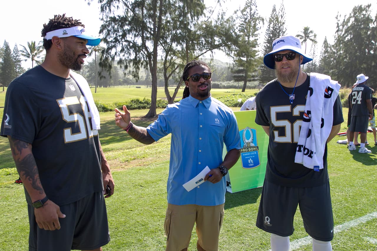 DeAngelo Williams al centro junto a Julius Pepper y Clay Matthews.