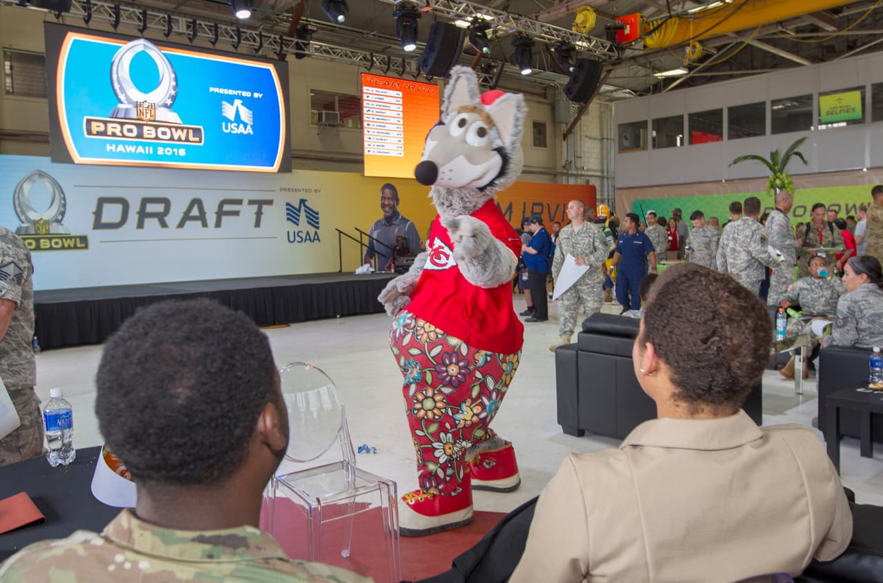 También estuvo la mascota de los Kansas City Chiefs, K.C. Wolf.
