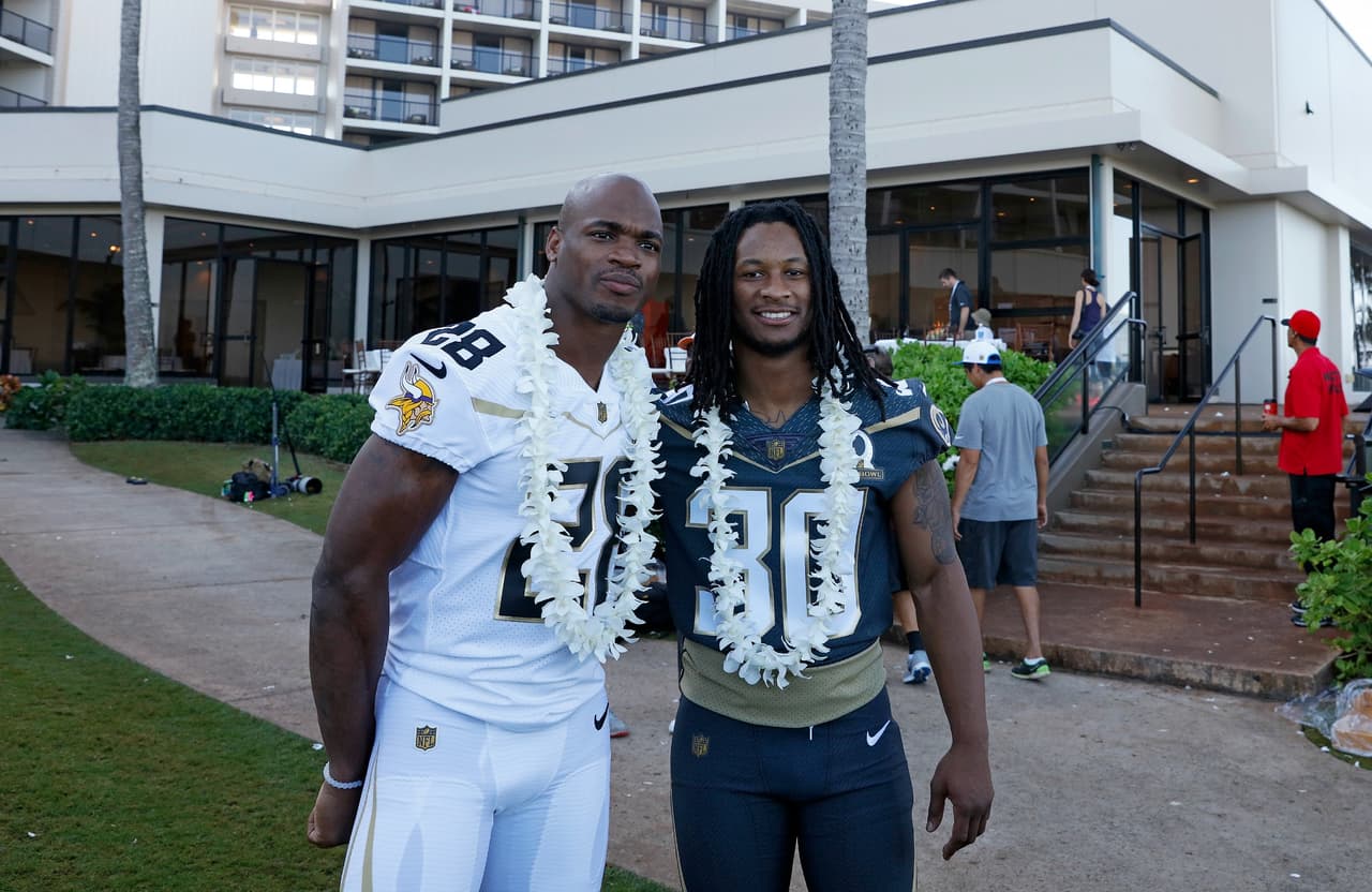 El estelar corredor de los Vikings Adrian Petersondel Team Rice, junto al corredor de Los Angles Rams Todd Gurley del Team Sanders.