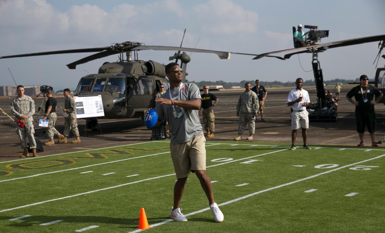 Jameis Winston jugó a lanzar el ovoide con los fans.