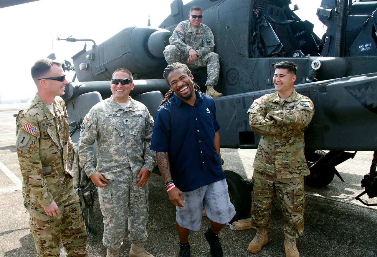 DeAngelo Williams alegre con los militares.