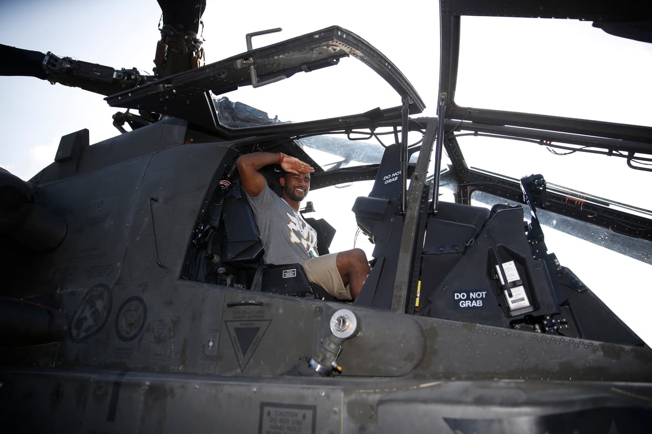 El esquinero de los Arizona Cardinals, Justin Bethel, saludando al fotógrafo desde un helicóptero militar.