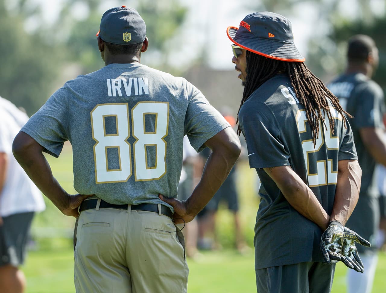 El integrante del Salón de la Fama, Michael Irvin, con el esquinero de los Seahawks, Richard Sherman.