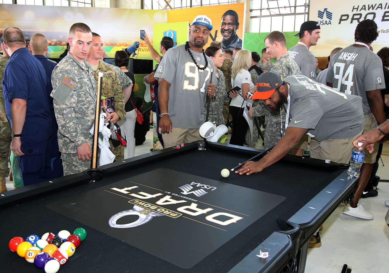 Un partidito con miembros de la milicia, los jugadores Everson Griffen y Michael Bennett.