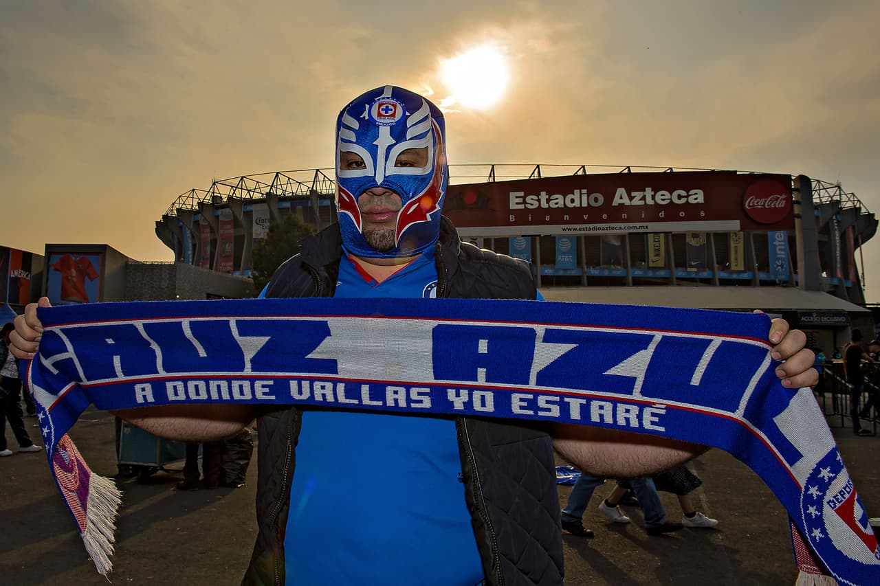 Las aficiones de América y Cruz Azul hicieron sentir su presencia en el Estadio Azteca para su enfrentamiento de Cuartos de Final por el Clausura 2019 en la Fase Final. Un gran ambiente, como de costumbre, estaban gestando los seguidores de ambos clubes capitalinos.