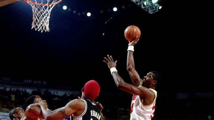 Hakeem Olajuwon | El mítico 34 de los Houston Rockets, jugó en territorio mexicano a principios de los noventa. Sostuvo grandes rivalidades con David Robinson y Patrick Ewing. Es miembro del Salón de la Fama desde 2008.