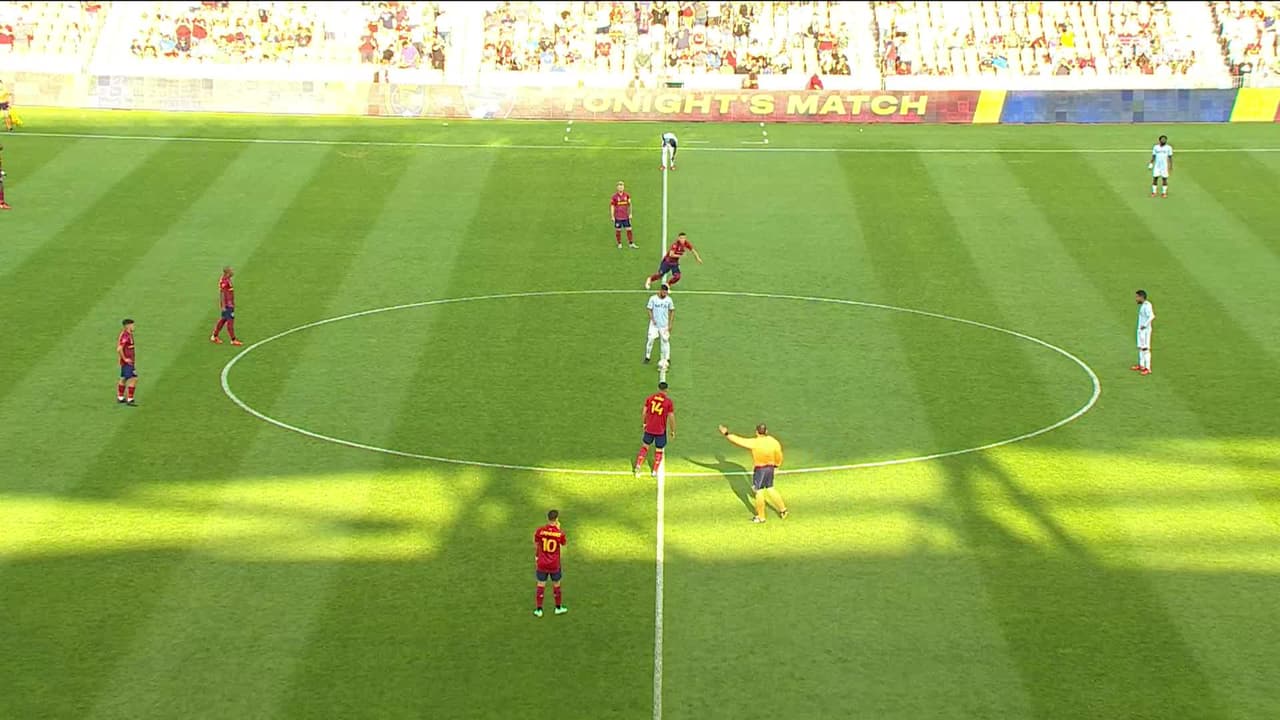 Arranca el partido y la pelota está en juego.