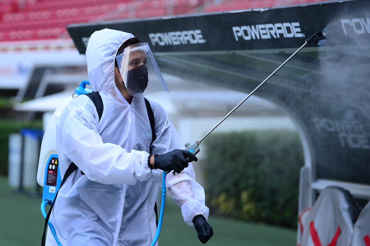 El estadio de las Chivas se ha desinfectado constantemente y cuenta con miles de despachadores de gel antibacterial. Los traslados de los equipos se realizan en autobús para evitar el uso de los aeropuertos. Los jugadores y el cuerpo técnico deben mantener una sana distancia social. Cada futbolista tendrá una botella individual para la hidratación. Además, los festejos entre jugadores están prohibidos.