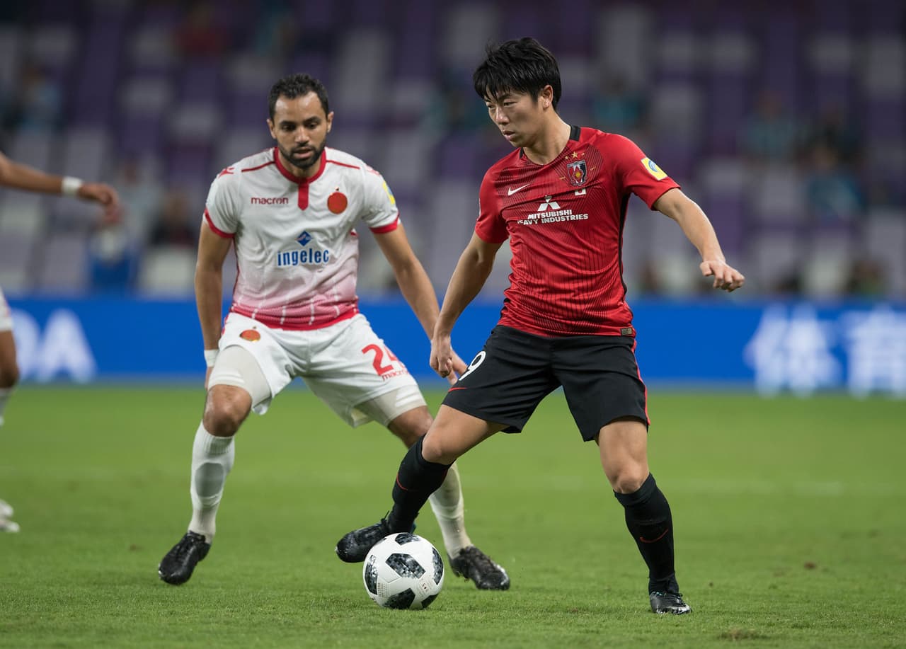 Urawa tomó la iniciativa del partido desde muy temprano, con la idea de darle una alegría a su fanaticada presente.