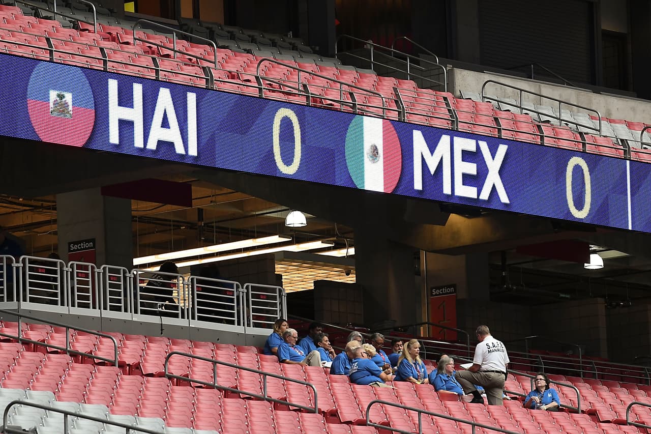 Un gran ambiente era el que estaban cocinando las aficiones de México y Haití previo a su importante partido por la Semifinal de la Copa Oro 2019 en el University of Phoenix Stadium en la ciudad de Glendale, Arizona. Evidentemente la afición del Tri fue una abrumadora mayoría que le dio una tonalidad esmeralda a las gradas de la casa de los Cardinals.