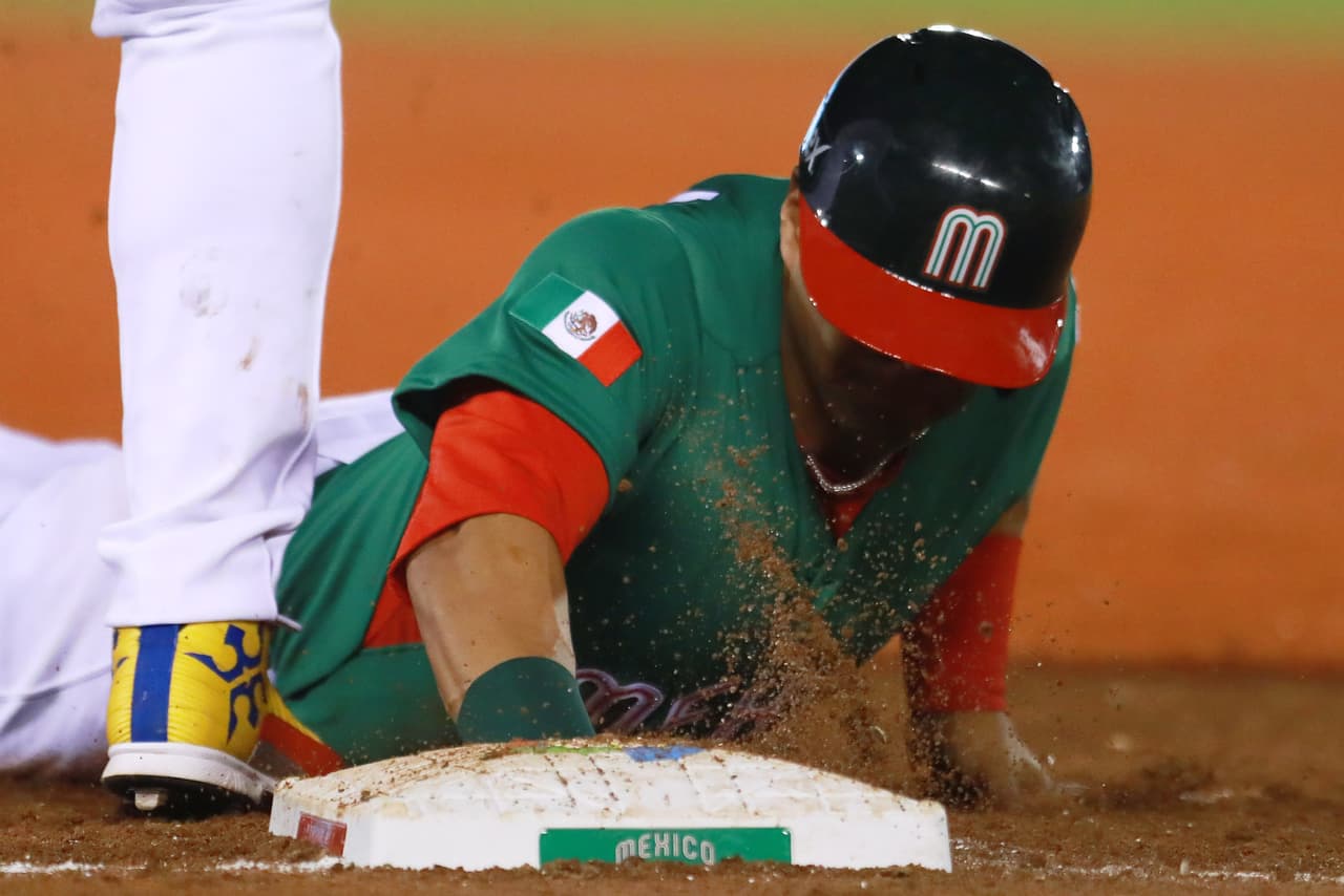 Pasaron más de dos horas sin saberse de manera oficial qué equipo enfrentaría a Italia, pues delegados de ambas novenas y de la MLB estuvieron reunidos para interpretar la regla de la "entrada parcial".