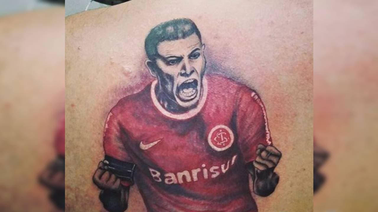 El argentino que es ídolo en Brasil, Andrés D'Alessandro eternizado en la espalda de un aficionado del Inter de Porto Alegre.