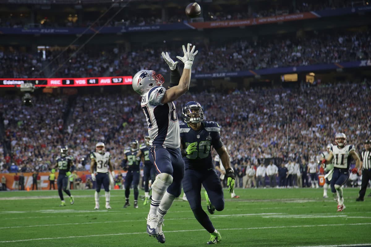 ‘Gronk’ es absolutamente una bestia, el objetivo de Tom Brady en zona roja. Tras un par de temporadas con lesiones, regresó a su forma logrando 82 atrapas para 1,124 yardas y 12 touchdowns en la temporada regular – además registró un TD en cada juego de playoffs camino a ganar su primer anillo de Super Bowl. Simplemente no pueden cubrirlo (AP-NFL).