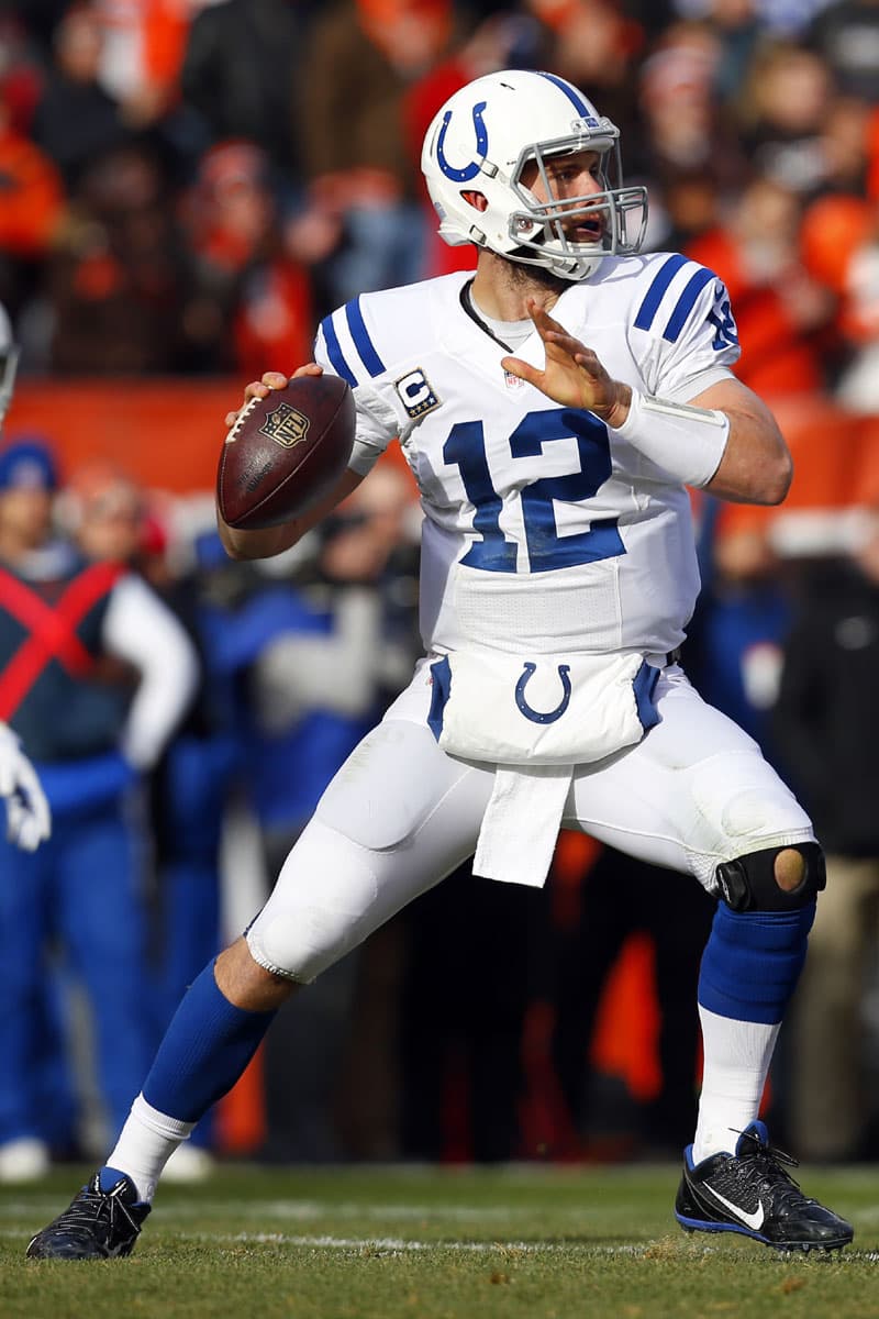 Luck se ha cimentado como un verdadero quarterback estrella. Lideró la NFL con 40 pases de TD la temporada pasada, bastante increíble, teniendo en cuenta el ataque insatisfactorio de ‘Indy’ así como su línea ofensiva. Y a pesar de que terminó la temporada pasada con una nota amarga, Luck se anotó dos victorias más en postemporada y llevó al equipo un paso más cerca de la tierra prometida (AP-NFL).