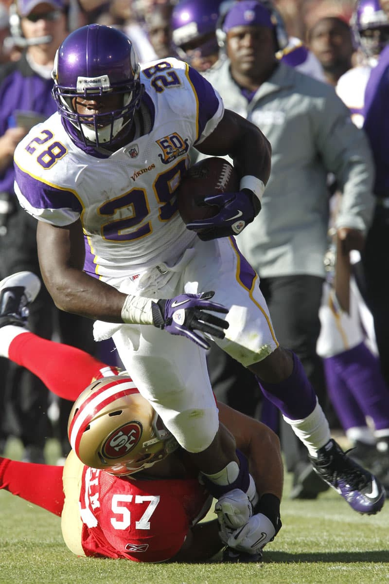 Lo sabemos, lo sabemos: Peterson jugó sólo un partido la temporada pasada. Y hay una razón por la que Minnesota lo trajo de vuelta: Peterson es el mejor corredor de la liga, Fue el MVP en el 2012 y podría ser un fuerte un candidato para este año. El jugador puede llevar a los Vikings a playoffs este 2015 (AP-NFL).