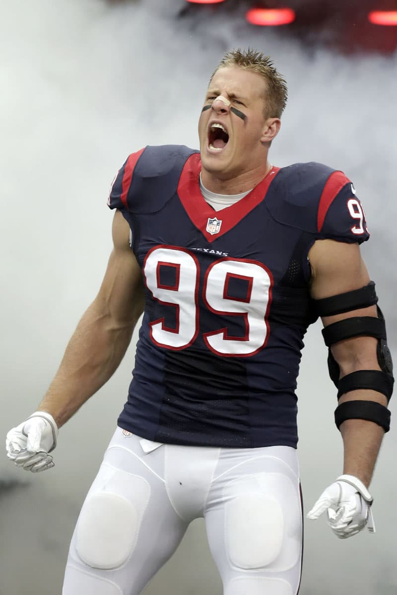 Es un monstruo, así de simple. Habiendo ganado su segundo título como Jugador Defensivo del Año en las tres pasadas temporadas, Watt es una estrella imparable. Logró 20 capturas por segunda ocasión en sus cuatro años de carrera profesional, y por si acaso, se estableció como una amenaza en la zona roja en la ofensiva con la captura de tres pases de TD (AP-NFL).