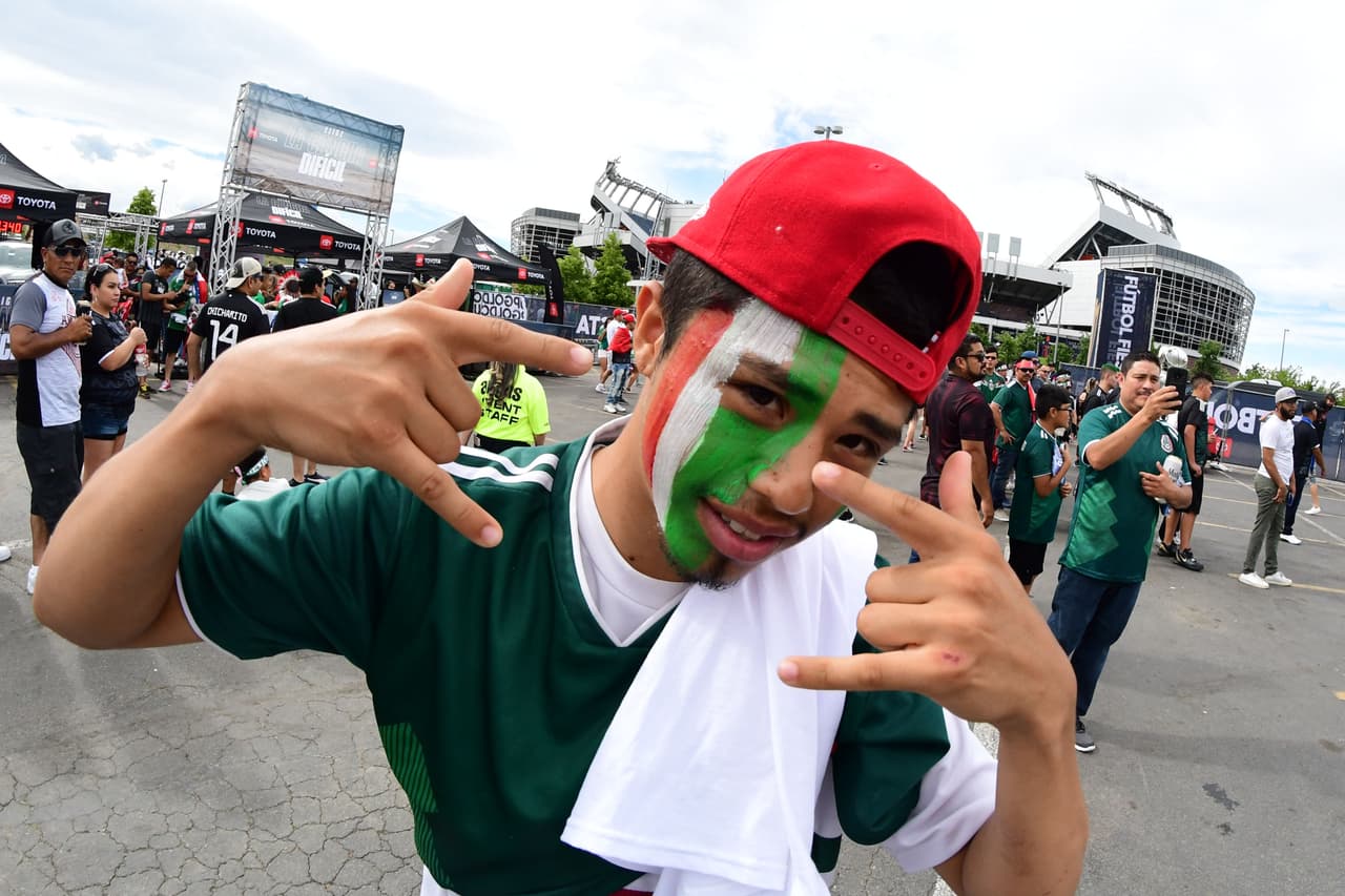 La afición mexicana llegó desde temprano para apoyar a la Selección Mexicana en su partido por la Copa Oro ante Canadá en Broncos Stadium en Denver. Como siempre, los seguidores del Tricolor le ponen un sabor especial a los partidos con su colorido, sus pancartas y las ocurrencias en la tribuna.