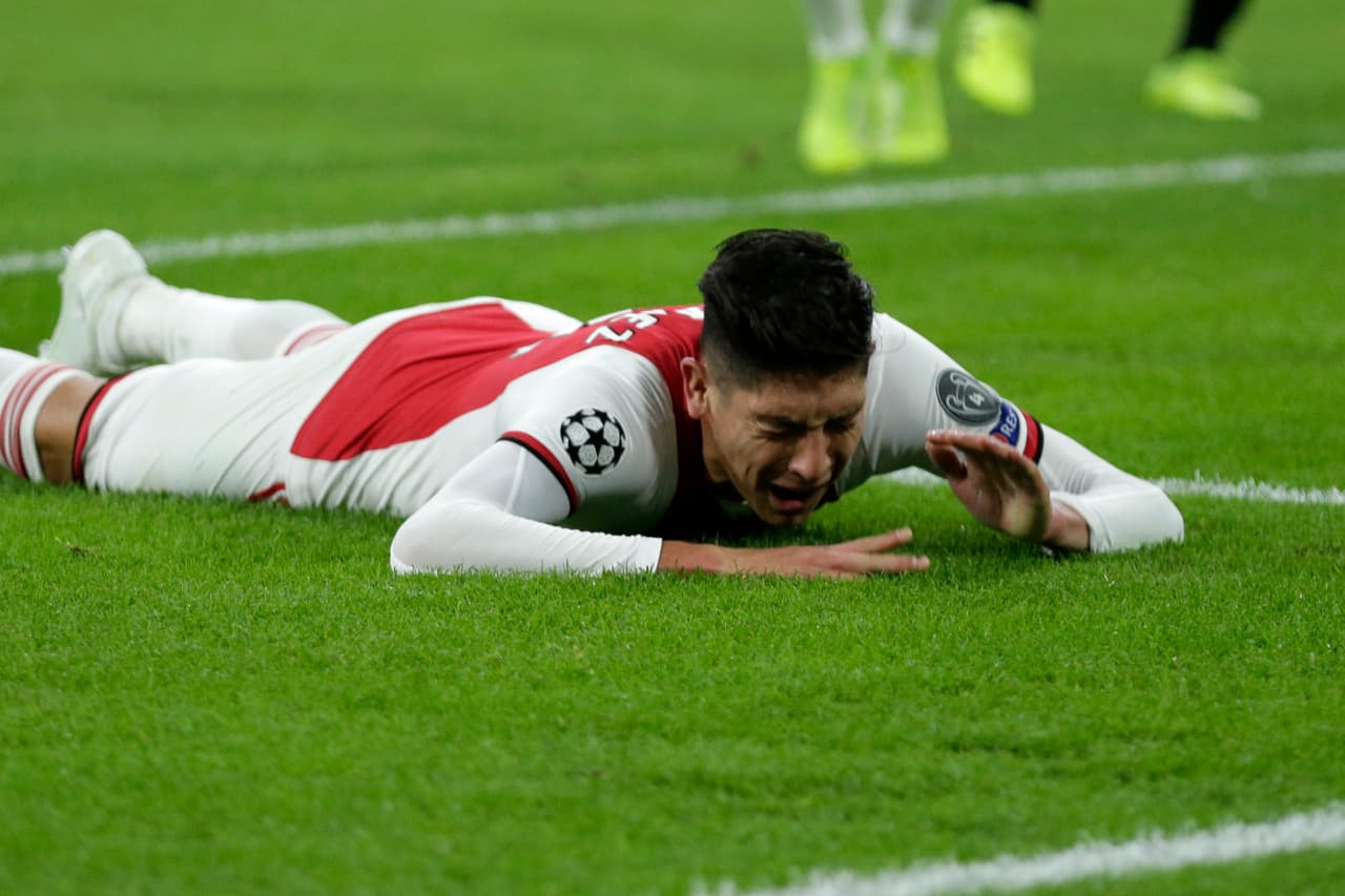 Edson Álvarez recibe nueva crítica de Ronald de Boer