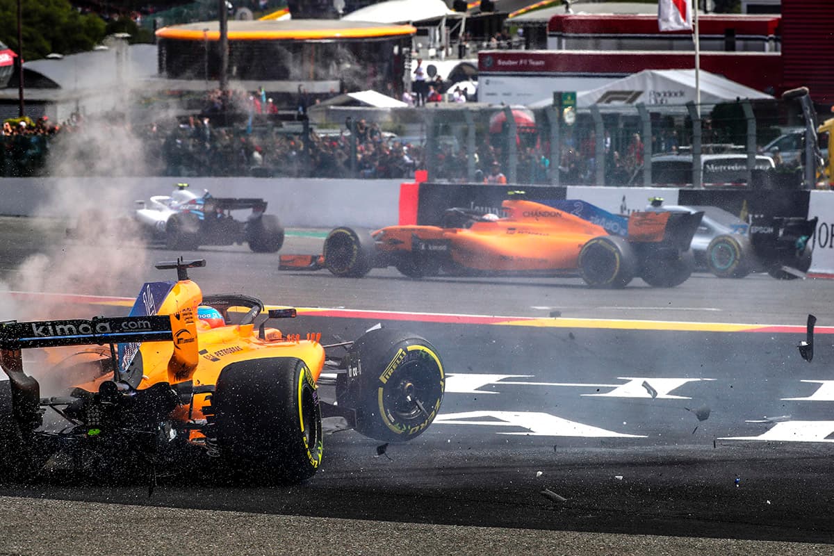 VXH12. Francorchamps (Belgium), 26/08/2018.- Spanish Formula One driver Fernando Alonso of McLaren crashes during the start of the 2018 Formula One Grand Prix of Belgium, at the Spa-Francorchamps race track near Francorchamps, Belgium, 26 August 2018. (Bélgica, Fórmula Uno) EFE/EPA/VALDRIN XHEMAJ