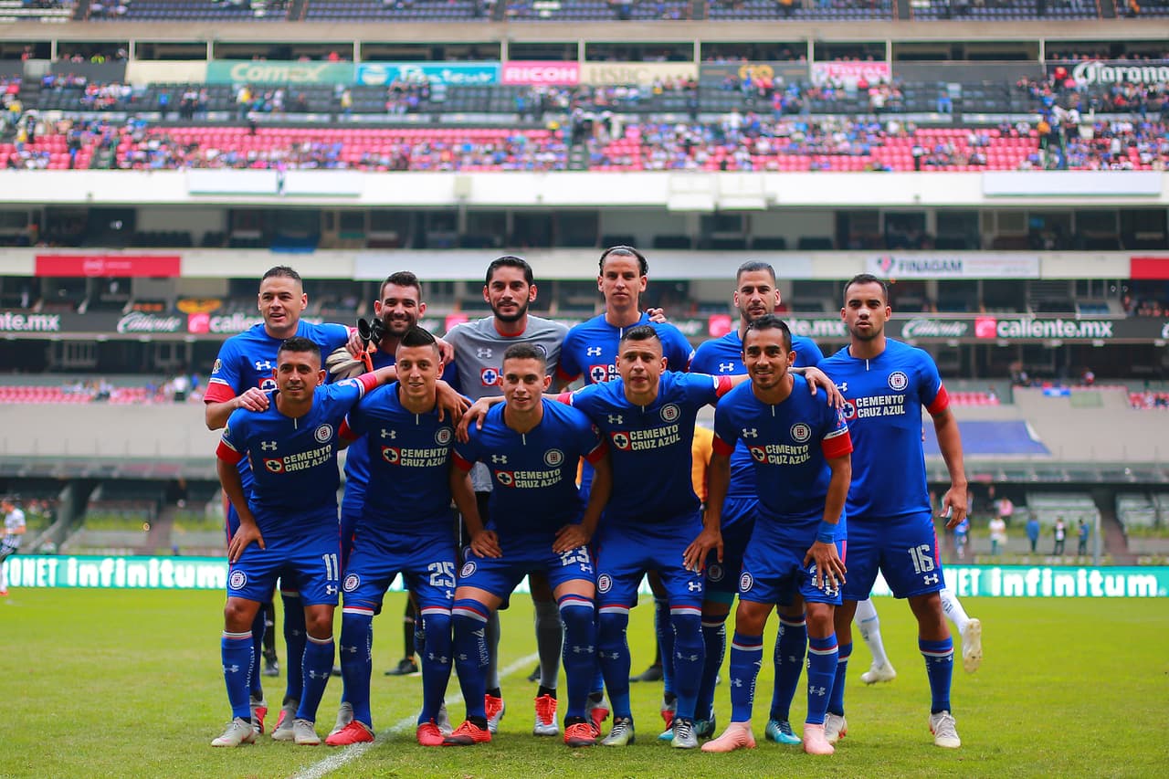 MEXICO CITY, MEXICO - OCTOBER 06: Group photo of Cruz Azul prior the 12th rond match between Cruz Azul and Monterrey as part of the Torneo Apertura 2018 Liga MX at Azteca Stadium on October 6, 2018 in Mexico City, Mexico. (Photo by Manuel Velasquez/Getty Images)