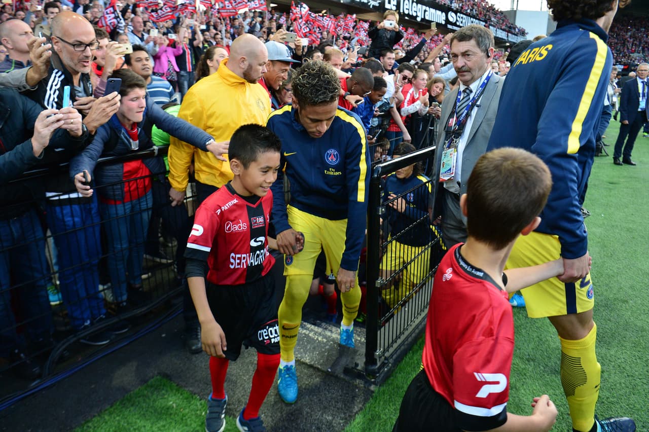 Hasta la gente fanática del Guingamp le brindó su cariño al crack brasileño.