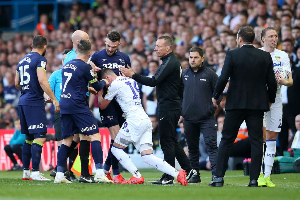 El juego de Ida sacó chispas y dejó rencores a flor de piel, por lo que en el juego de Vuelta los roces, los conatos de bronca y las disputas verbales estuvieron a la orden del día en Elland Road.