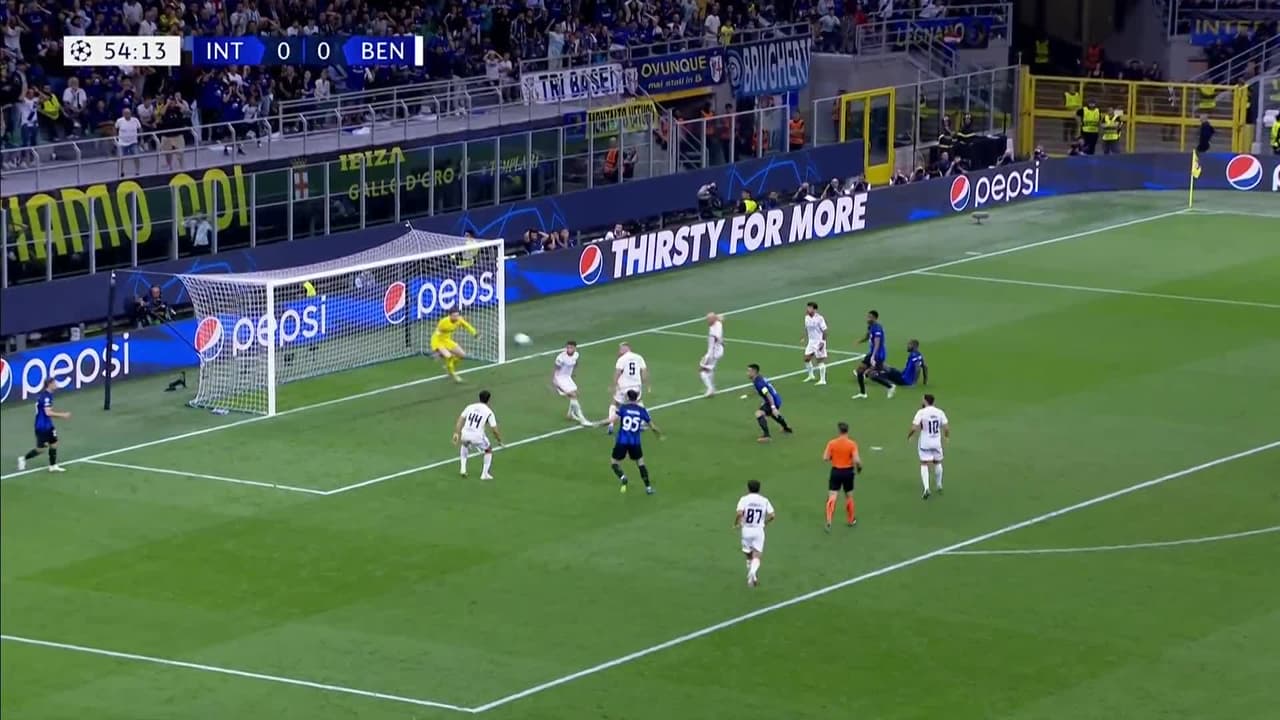 ¡TIRO ATAJADO! disparo por Nicolò Barella.