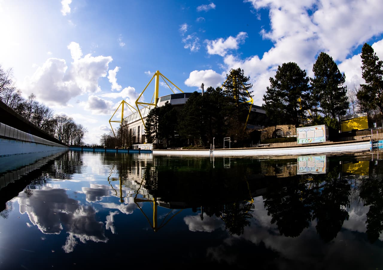 El diseño del estadio en el exterior cuenta con cuatro torres de suspensión formadas por dos estructuras unidas en cada una de las cuatro esquinas.