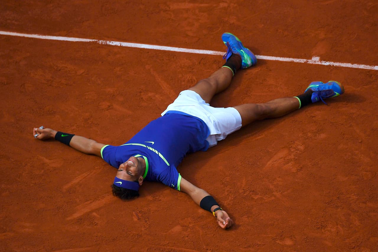 "Leyenda del deporte mundial, 10 veces campeón de @rolandgarros; brillante #RG17, @RafaelNadal, orgullo español. Enhorabuena", ha escrito Rajoy en un su cuenta personal de la red social Twitter, un mensaje que ha acompañado de una fotografía del tenista.