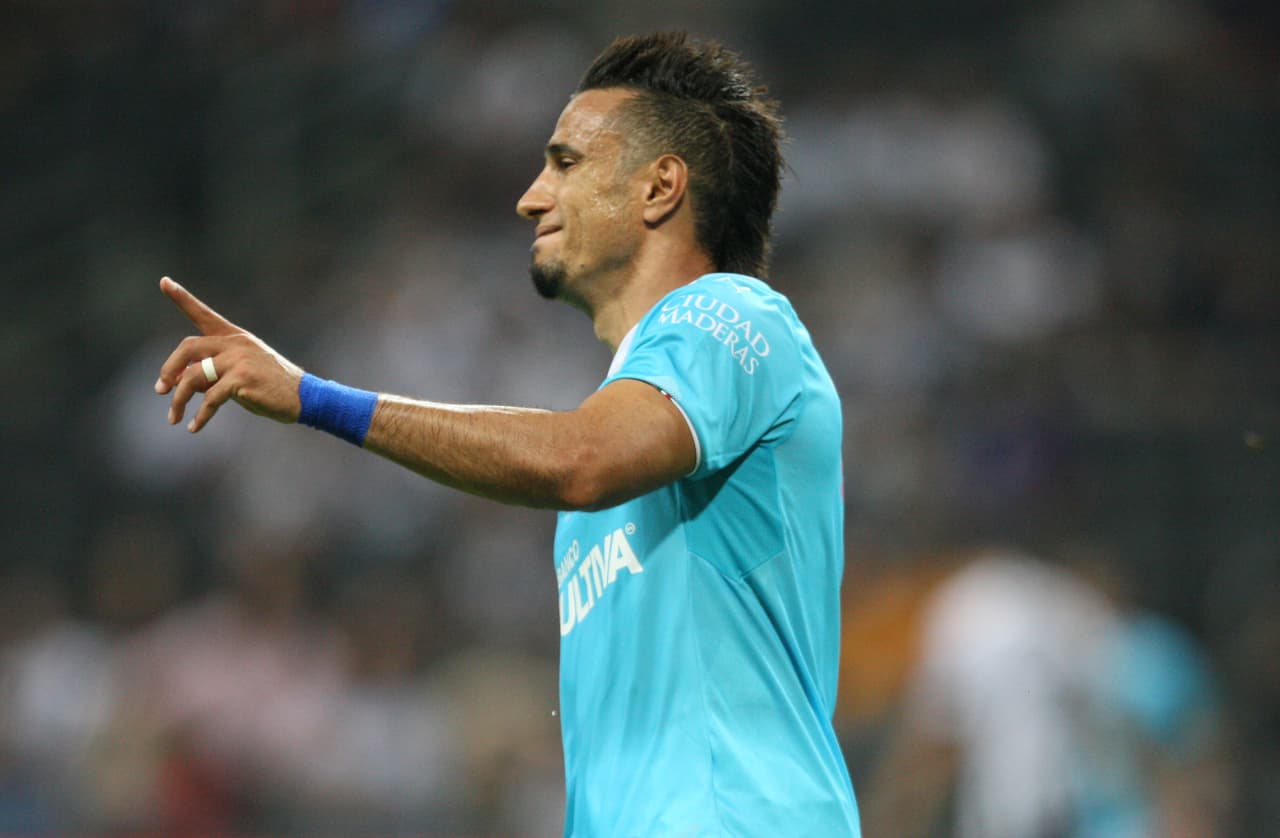 El delantero brasileño de los queretanos Camilo Sanvezzo tuvo el infortunio de desviar el esférico y de clarear a su guardameta para anotarse un indeseable autogol.