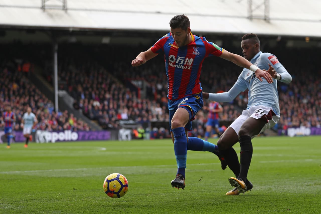 El juego comenzó muy parejo y fueron pocas las oportunidades en ambas áreas.