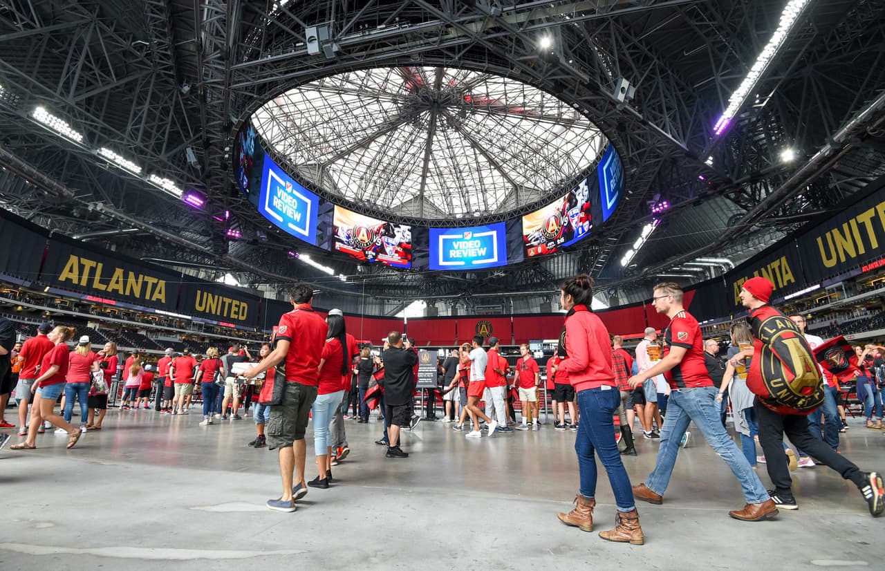 Totalmente bajo techo, y con un impresionante tablero electrónico circular, el Mercedes-Benz Stadium es uno de los estadios preferidos por los aficionados en general.
<br>