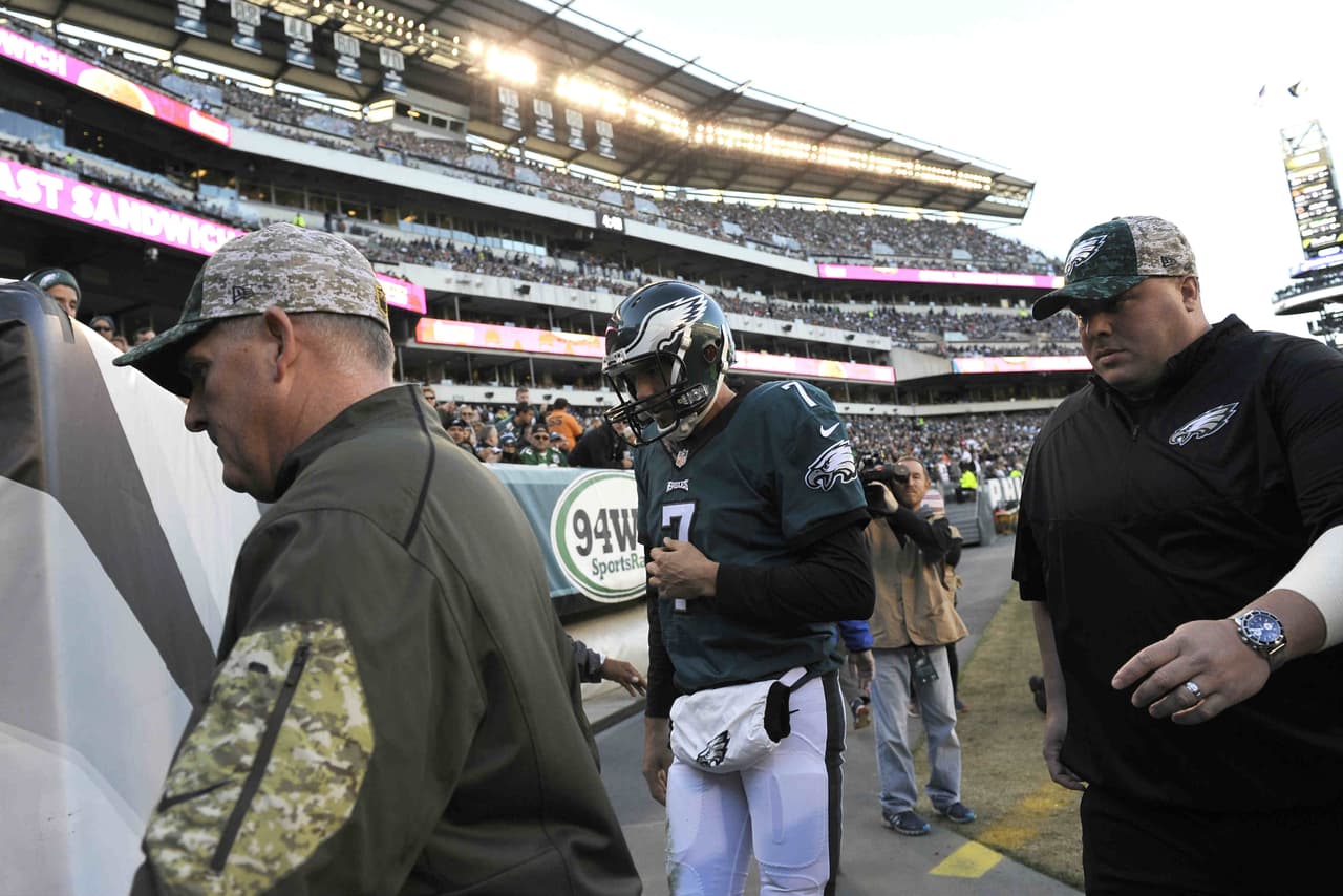 Sam Bradford fuera por lo menos 2 partidos por lesión en el hombro izquierdo