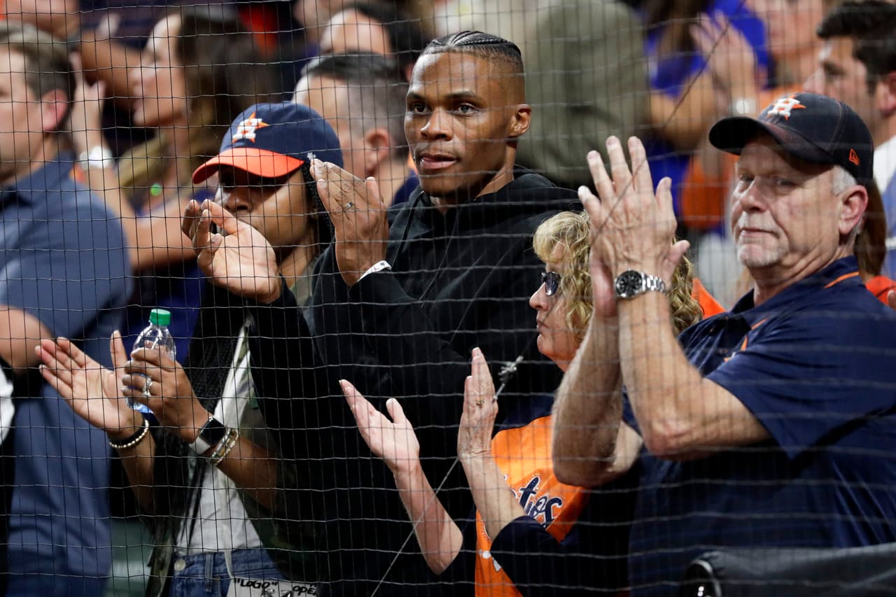 El nuevo jugador de los Houston Rockets, Russell Westbrook, entre el público, apoyando a los Astros.