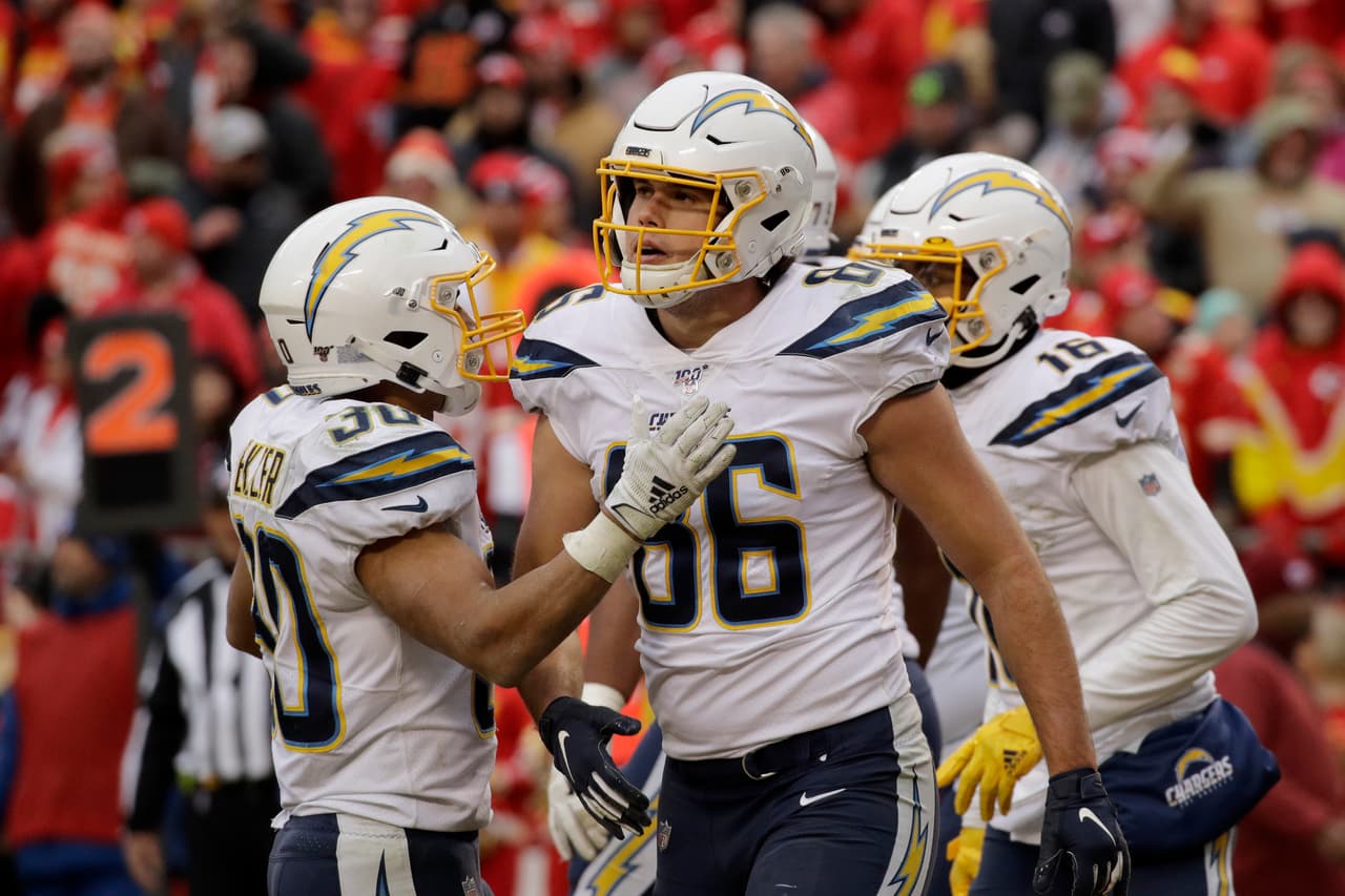 <b>Los Angeles Chargers (#23 según NFL)</b>
<br>- Los Chargers han estado peleando en las temporadas recientes por un lugar como sembrado 1 de la AFC Oeste.
<br>- La salida de Philip Rivers fue importante, pero buscan cambiar la imagen desde un nuevo estadio, nuevos uniformes y un nuevo plan de juego.