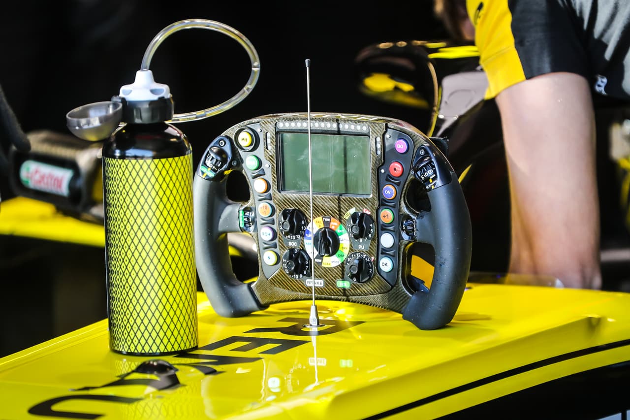 Este viernes se corrieron las dos sesiones de práctica en Melbourne en las que Lewis Hamilton fue el más veloz llegando a hacer la vuelta en 1:22:600. Sebastian Vettel y Valtteri Bottas lo escoltaron cada uno en una de las jornadas. Este sábado en la mañana será la clasificación y el domingo habrá bandera verde.