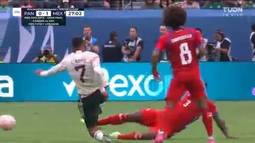 ¡El VAR dice que no hay nada! Se salva Romo de la tarjeta roja