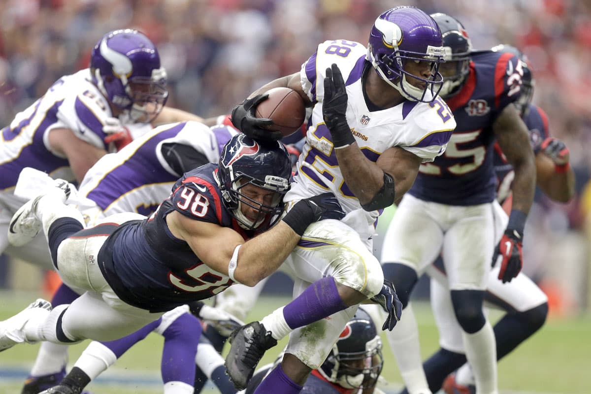 #2 ADRIAN PETERSON, Minnesota Vikings: A pesar de haber perdido 15 juegos en el 2014 por suspensión, conserva un lugar alto en esta lista por su explosividad (AP-NFL).