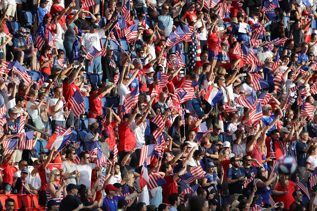 El Parque de los Príncipes fue el escenario para este duelo de Cuartos de Final del Mundial Femenino entre la local, Francia, y Estados Unidos. Para muchos se trata de una Final adelantada, por lo que la alegría entre los fanáticos no se hizo esperar.