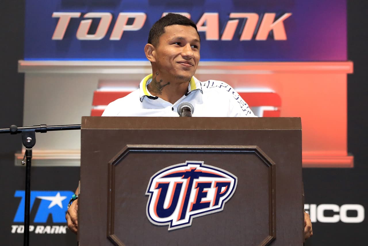 Miguel 'Alacrán' Berchelt subirá por segunda ocasión al ring en este 2018 ante un rival de cuidado: su compatriota y tocayo, Miguel 'Mickey' Román. El pleito, que promete robarle a 'Canelo' y Golovkin el título a la pelea del año, se llevará a cabo el 3 de noviembre en El Paso, Texas.